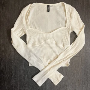 tröja🤍 - ribbad, tight tröja med konturer under bröstet!