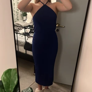 Klänning - Superfin klänning med halter neck, klänning har en ribbning i midjan! Använd endast en gång 💕