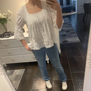 Vit blus, storlek M  - Superfin blus! Normal/lite större i storleken 