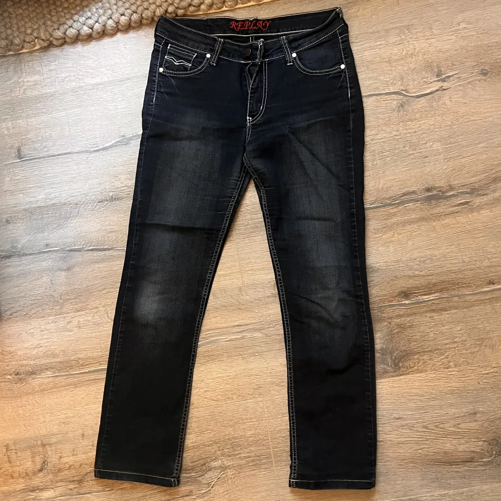 Säljer dessa underbara replay jeans med silver detaljer🩶Köpta second hand men jag själv har knappast använt dem😌 Står st 31 men skulle sagt att de sitter som 29-30😉 Kom privat för mera mått / bilder🩷. Jeans & Byxor.