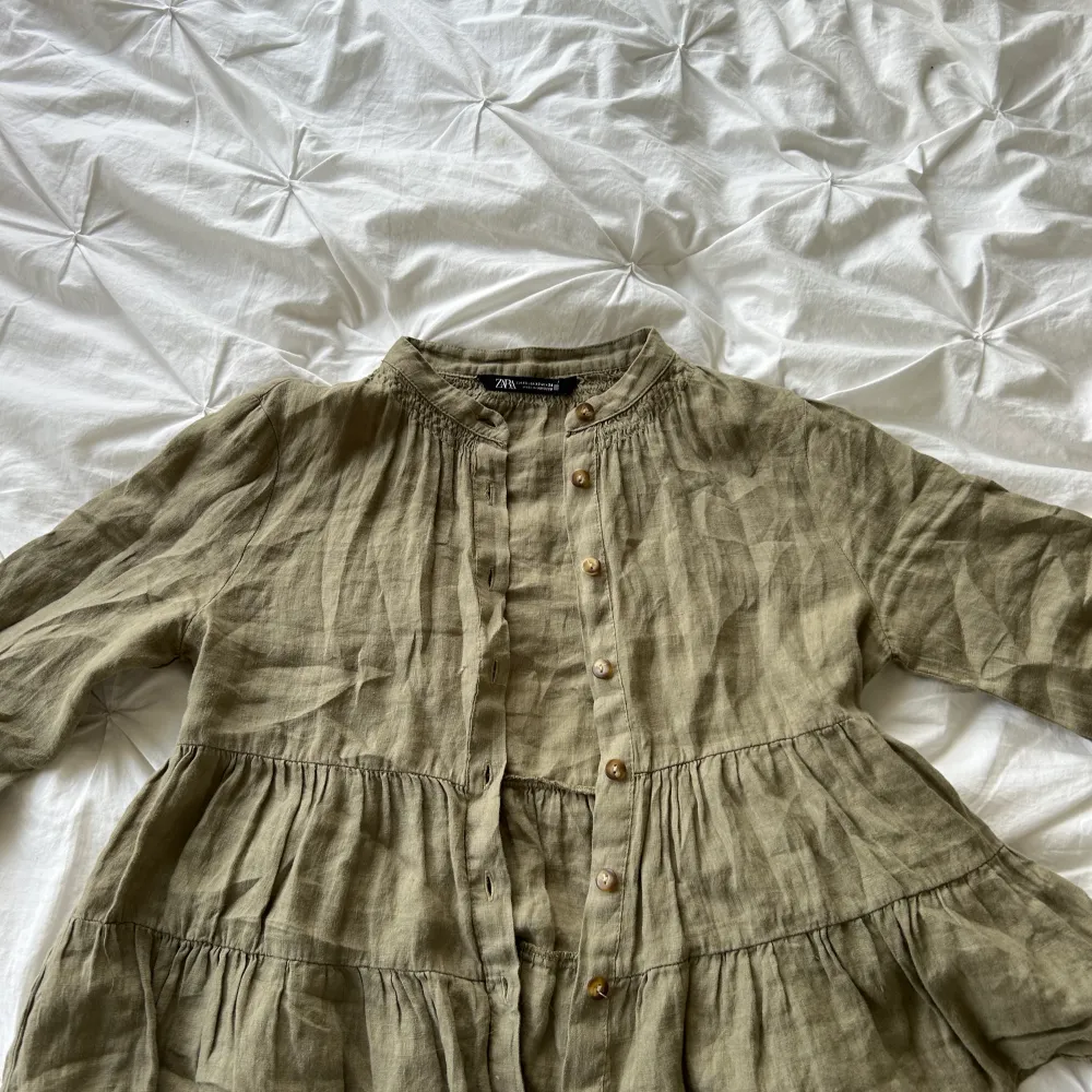 Super söt militärgrön långärmad tröja från zara! Köptes innan sommaren för ca 400 kr och nästan aldrig använd🔥💕. Tröjor & Koftor.
