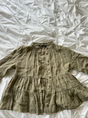Militärgrön tröja - Super söt militärgrön långärmad tröja från zara! Köptes innan sommaren för ca 400 kr och nästan aldrig använd🔥💕