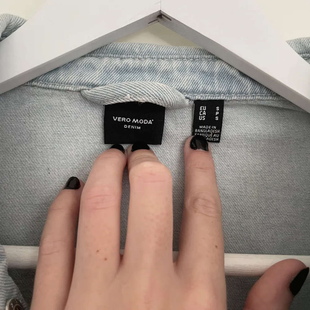 Säljer denna oanvända jeansjacka/jeansshorta från veromoda. Så fin nu till hösten. Hör av dig vid frågor🤍🤩. Takit.