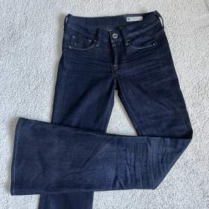 Säljer dessa supersnygga, trendiga lågmidjade jeans från G-star jeans💞Helt nya, inga deffekter och aldrig använda. Nypris 1295kr, mitt pris 700+frakt!💞💞