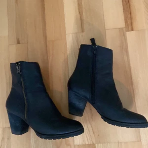 Skinnboots svarta Donna girl 38 pistolboots  - Super snygga skinn boots  Donna girl 38 svarta  Liknar pistolboots 
