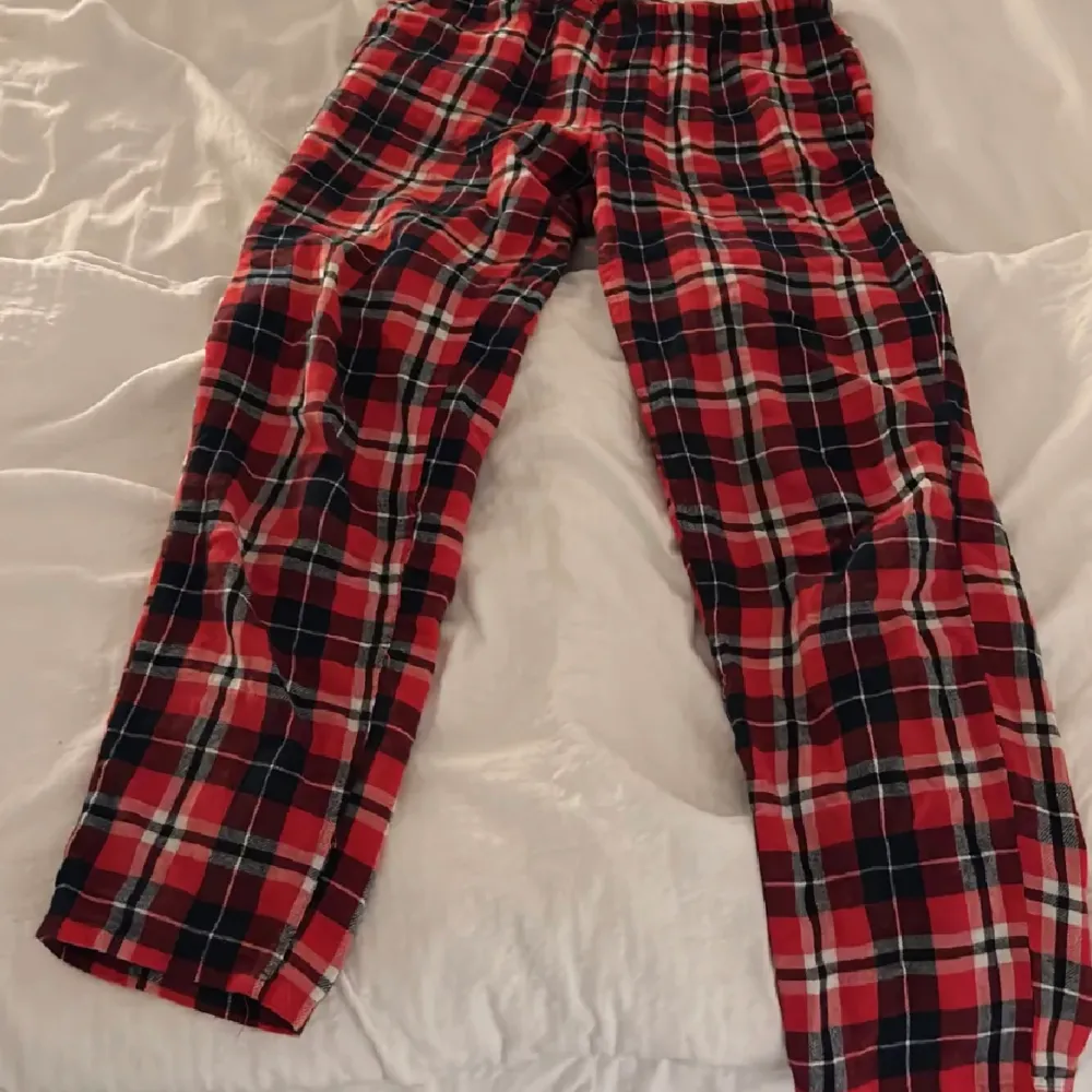 Mysiga pyjamas byxor perfekt för jul. Säljer pga av att de krympte lite i tvätten och är lite korta. . Jeans & Byxor.