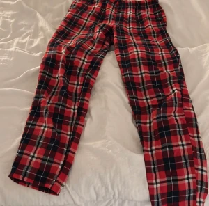 Pyjamasbyxor  - Mysiga pyjamas byxor perfekt för jul. Säljer pga av att de krympte lite i tvätten och är lite korta. 