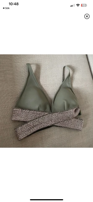 Bikini överdel  - Bikini top i grönt med guldiga/roseguld detaljer under. Oanvänd. 