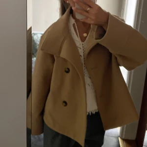 Gina jacka💖 - Säljer min superfina ”Short Felt Jacket” från Gina Tricot, helt slutsåld. Kommer tyvärr inte längre till användning, köpt i våras. Oversized så passar även S. Nypriset är 699 kr, mitt direkt-pris är 499 kr, men kan diskuteras!💘💘Köparen står för frakt!