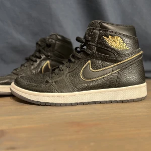 Air Jordan 1 Retro High OG 'City of Flight - Säljer mina feta retro jordans! Typ använts under 5 gånger. Dom är rätt sällsynta idag, så rätt limiterade. Skicket är 9/10! Storlek 40! Namn: Air Jordan Retro High OG 'City of Flight” Priset ej hugget i sten!