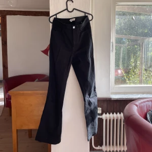 Bootcut byxor Other Stories - Supersnygga bootcut byxor från Other Stories i storlek 38