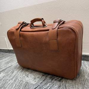 Vintage leather suitcase  Vintage suitcase in brown leather. It is in very good condition and the leather is kept very well, It measures 40cm height, 60 cm length and 20cm wide.