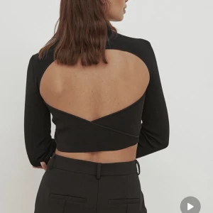 Stickad topp med öppen rygg - Svart stickad topp med öppen rygg🖤Använd 1 gång, nypris 349kr. Hör av dig för fler bilder!
