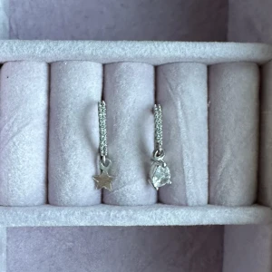 söta olika örhängen - super söta örhängen i stearling silver med en ”diamant” sten och en stjärna på det andra, och även med små stenar på själva ringen! Köpa från by anastasia för kanske 4 år sedan, knappt använda 