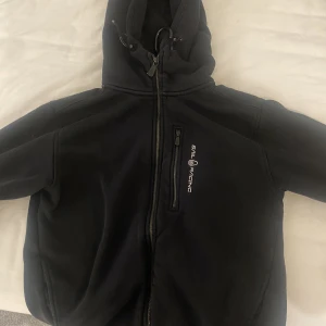 Svart Sail racing hoodie  - Köpt för 1400. Nästan Nyskick. Säljer pga att jag ej använder den. Storlek M