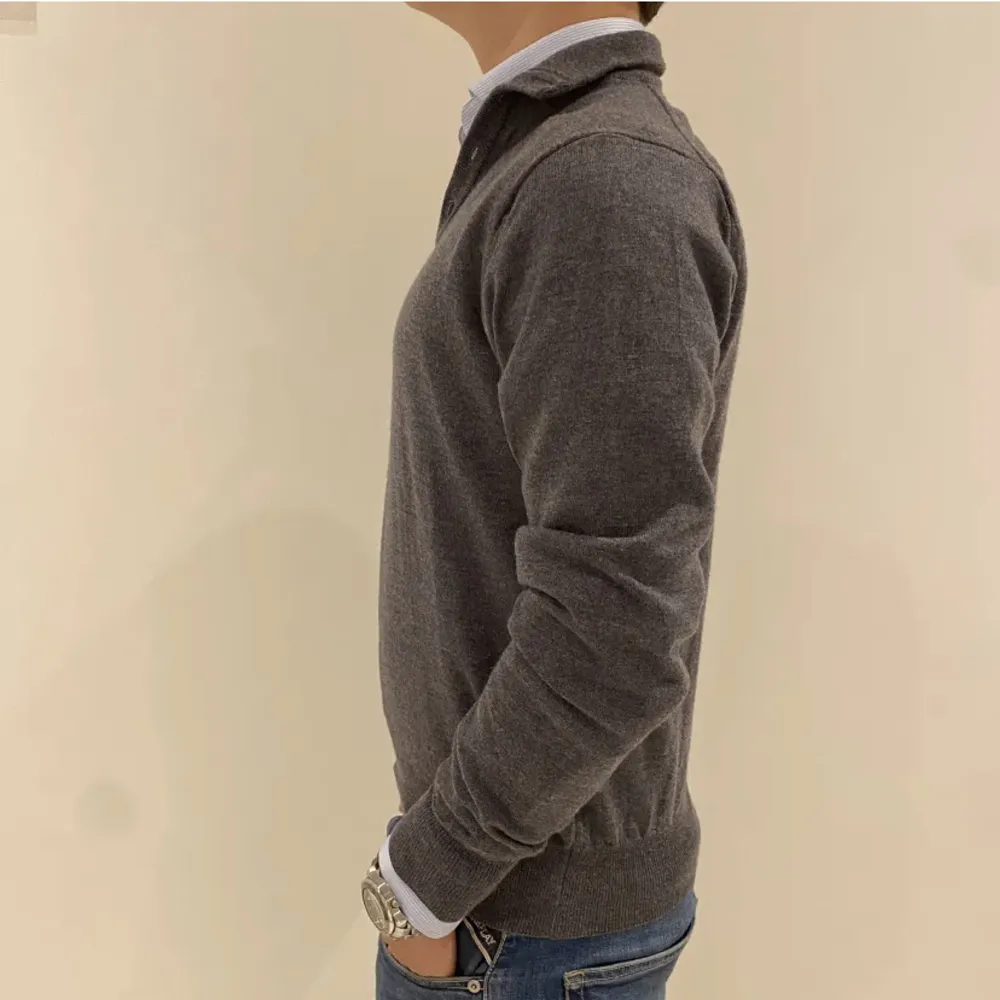 Säljer denna otroliga tröjan från det svenska märket Stenströms i merinoull. Modellen är 176 och 65kg (med en skjorta under)🟫. Tröjor & Koftor.