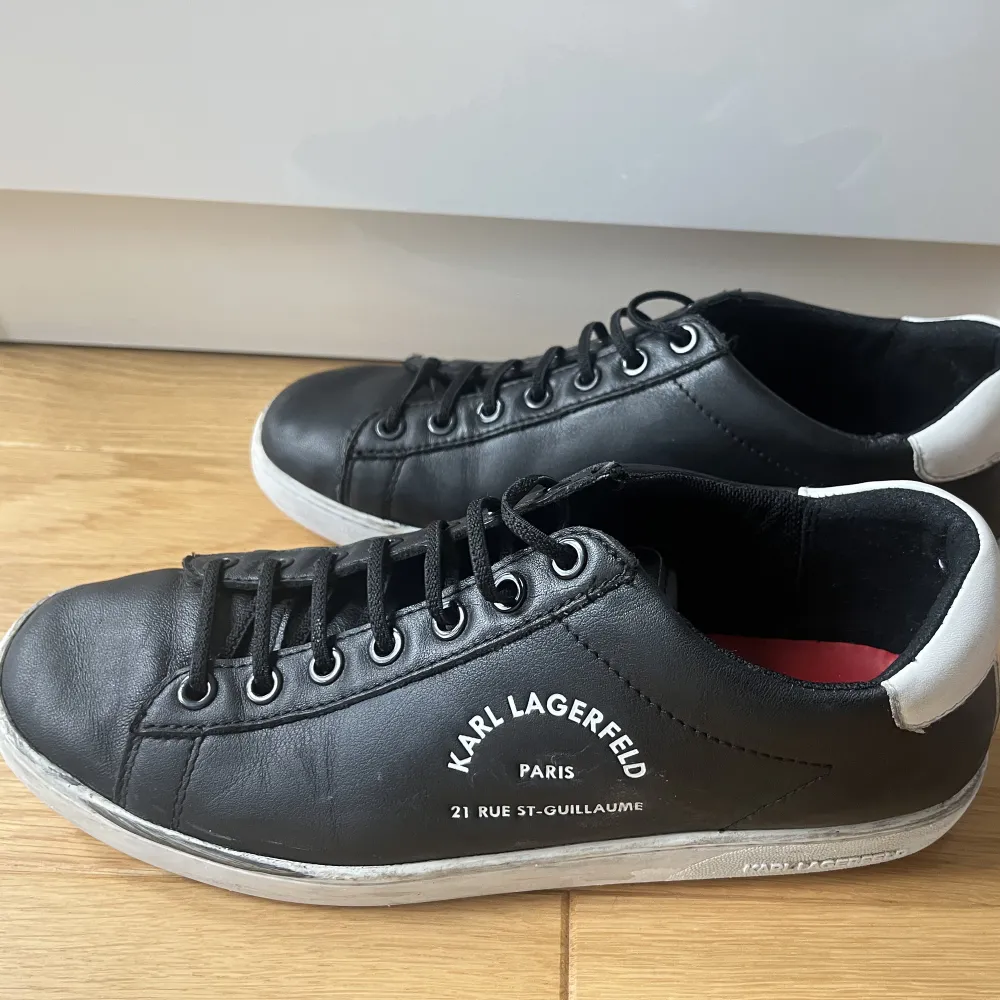 Säljer dessa otroligt sköna och snygga sneakers från Karl Lagerfeld. Köptes för 1700kr. . Skor.