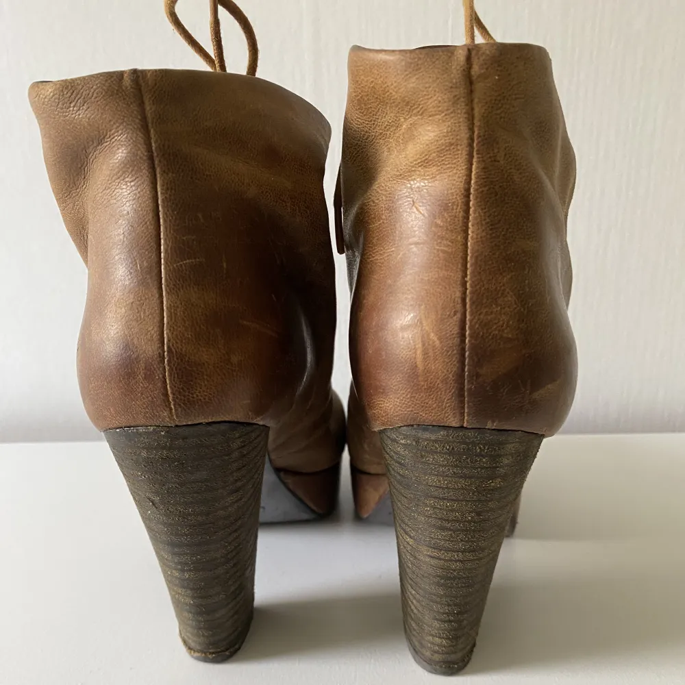Steve Madden boots with laces and a 8cm heel (approximately). Used a few times but in good shape. One flaw on the inside of the right shoe (might be possible to wipe off). Bought in the US and has size 8 that fits a 39. Very comfortable!. Skor.