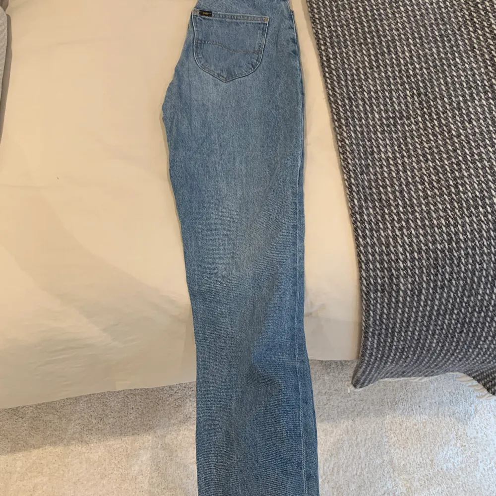 För små för mig men super fina lee jeans lite korta på mig som är 171 och gillar att ha byxorna ner till skorna ❤️. Jeans & Byxor.