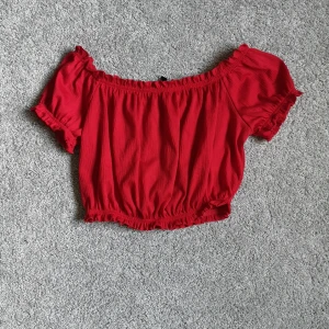 Crop top röd - En superfin crop top i en härlig röd färg och i nyskick. I storlek S från divided. 