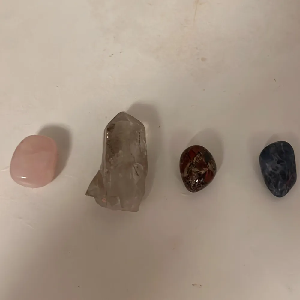 Fyra kristaller ifrån kristallrummet, är nya och i perfekt skick. . Övrigt.