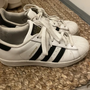 Adidas superstar - Ganska slitna Adidas superstar, men ändå väldigt snygga och passar till det mesta. Storlek 37 