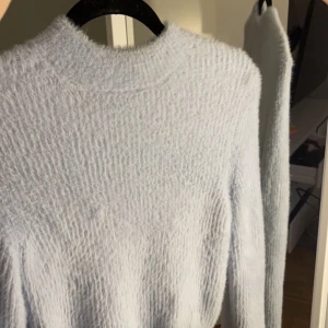 Blå långärmad tröja - En supersöt långärmad tröja i ett jätteskönt material som är väldigt bekvämt att ha på sig, perfekt nu när det börjar bli kallare ute💙