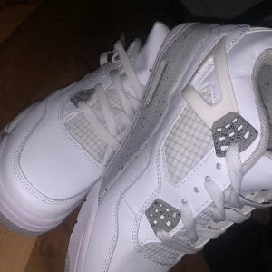 Jordan 4 oreos  - Jordan 4 oreos de är helt rena ingen skador ingetting de har änvänts bara 1 gång men är de för små för mig darför vill jag sälja de 