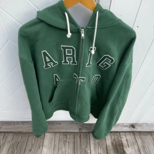 Arigato legend zip - En Axel arigato zip hoodie som är köpt ifrån deras butik för 2300. Väldigt bra skick 🤙