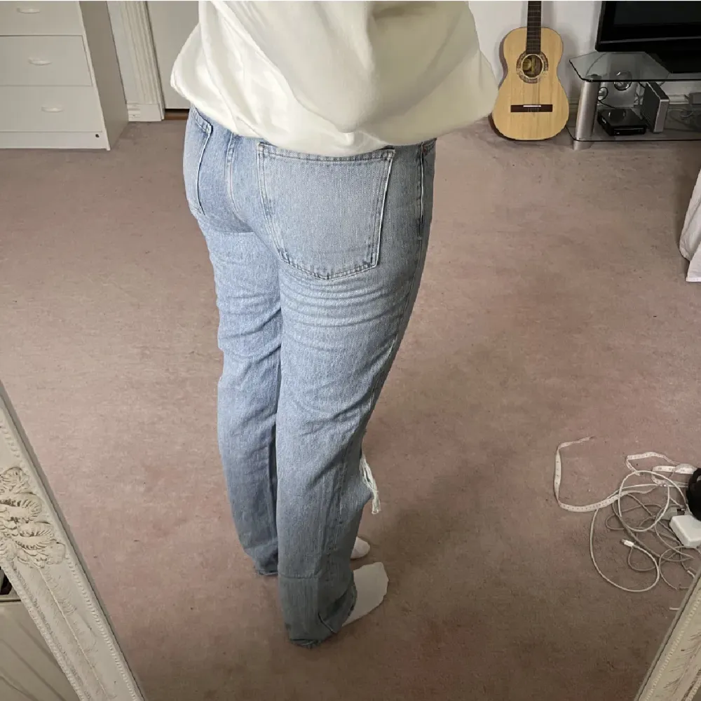 Ljusblå raka slitna jeans! Så snygga men kommer tyvärr inte till användning ❤️. Jeans & Byxor.
