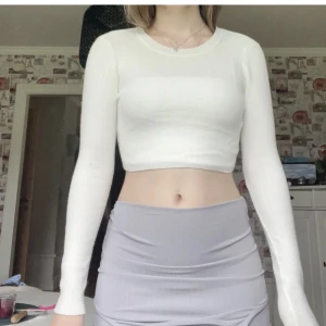 Vit långärmad - Vit långärmad finstickad tröja som är croppad i superskönt material från Shein storlek S