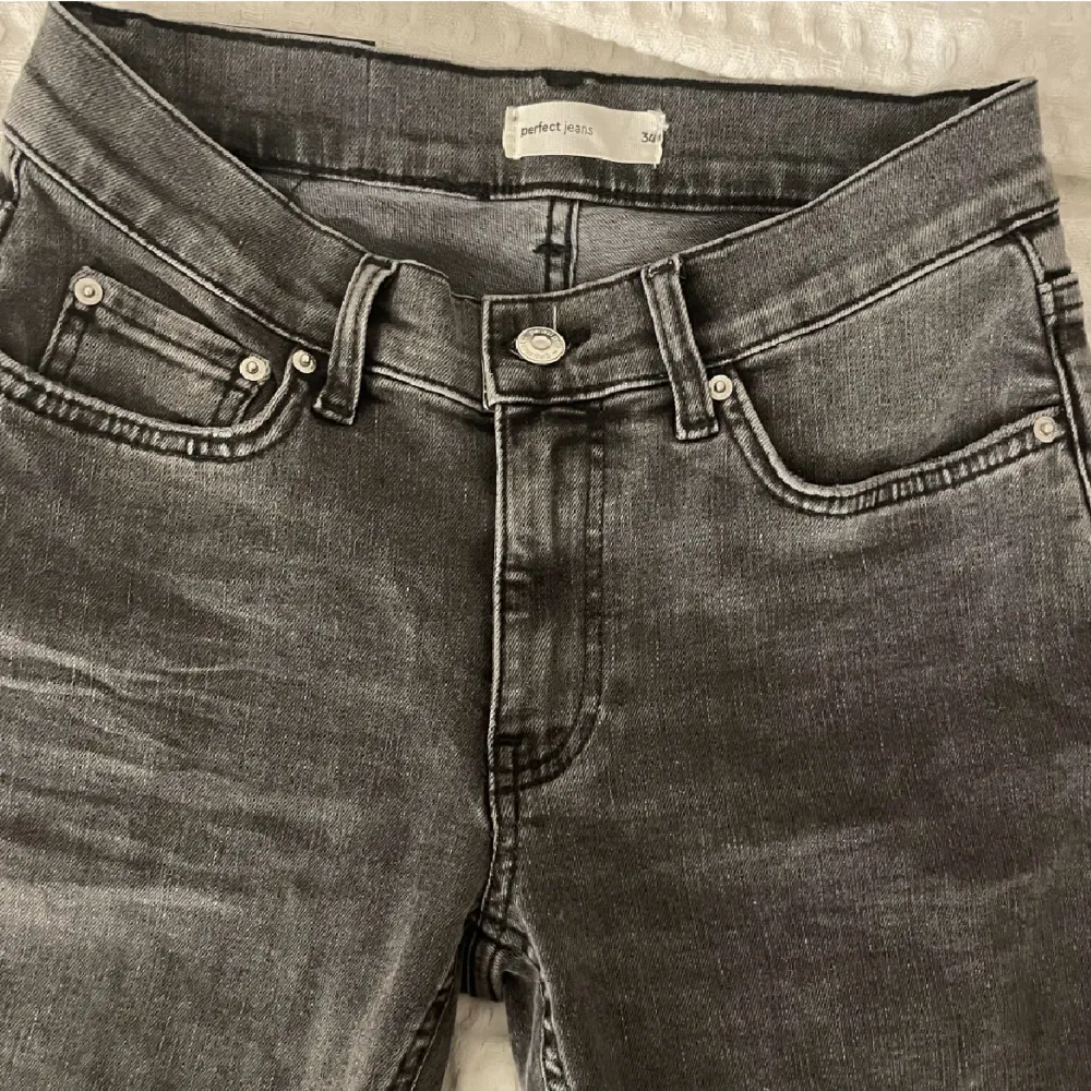 hej säljer dom här as snygga lågmidjade jeansen då dom är för små. aldrig använda. köpes för 500kr. tveka int att skriv till mig för frågor❤️. Jeans & Byxor.