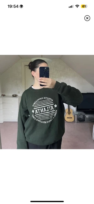 Sweatshirt - Mörkgrön sweatshirt! Jättemysig som inte används längre 🥰