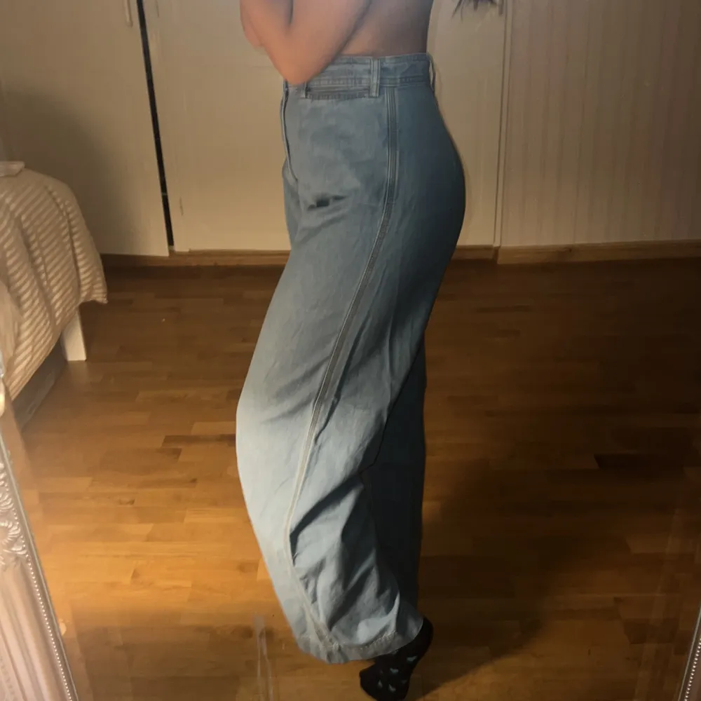 80 talets baggy jeans inspiration, highwaist, aldrig använt de, använd bara köp nu 🩶. Jeans & Byxor.