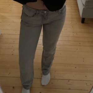Lågmidjade ljusgråa jenas  - Säljer mina lågmidjade jeans från Gina tricot i storlek 36. Använda. En liten fläck längst ner på ena benet. 