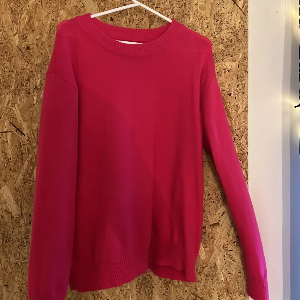 En jättefin rosa stickad tröja från shein. Knappt använd denna så nästan nyskick. Köpte den för 229kr. Säljer den för 130kr pluss frakt . Stickat.