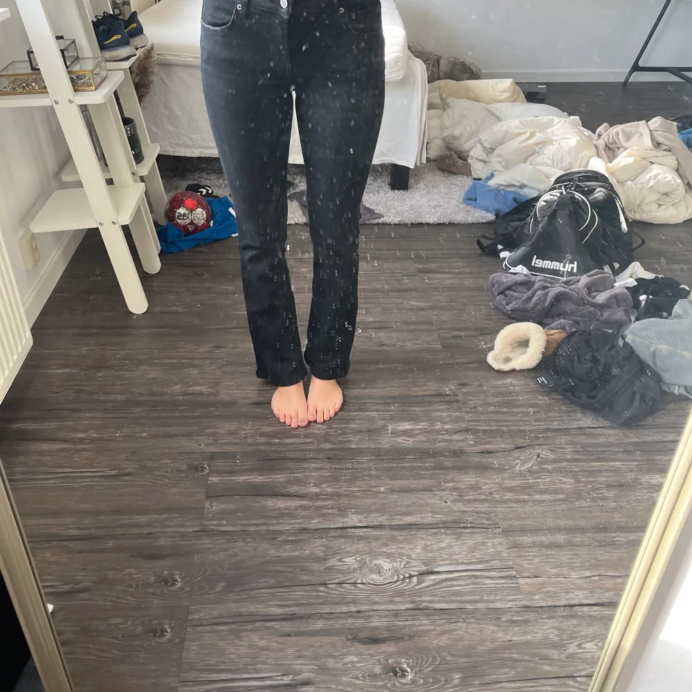 Ett par jeans från zara som har använts en gång. Ass snygga men kommer aldrig till användning . Jeans & Byxor.