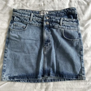 Mellanblå jeanskjol - Mellanblå jeanskjol helt oanvänd! 