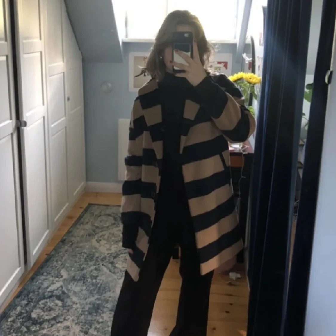 Brun svart randig kappa