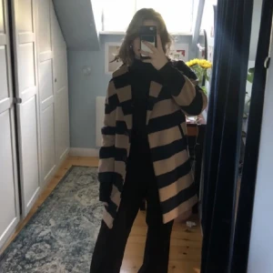 Brun svart randig kappa - Så snygg och unik brun svart randig kappa❤️ Knappt använd så i nyskick❤️‍🔥 Kan mötas i Stockholm om man vill slippa betala frakt❤️