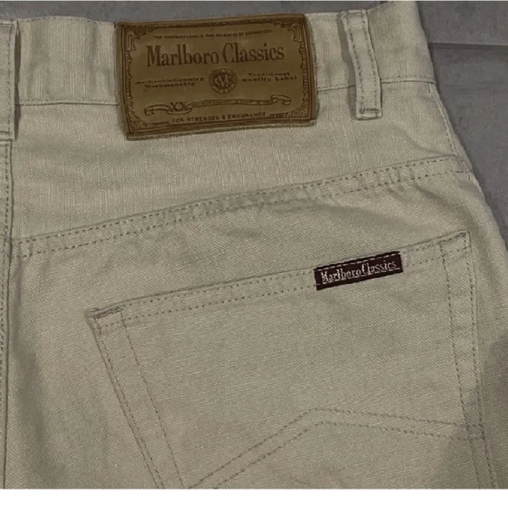 säljer dessa snygg jeans från Marblo! lite tunnare i matetialet så perfekt till sommaren och våren! 149kr+frakt. Jeans & Byxor.