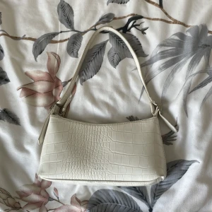 NA-KD väska - En vintage och fin liten axelväska från NA-KD❣️