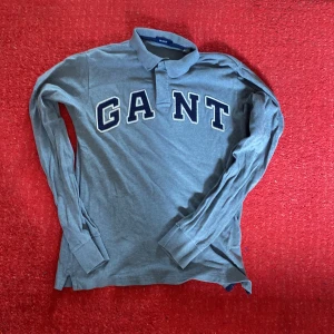 GANT Lång tröja  - Denna är en äkta GANT tröja. Tröjan är lite sliten har använt den många gånger. 