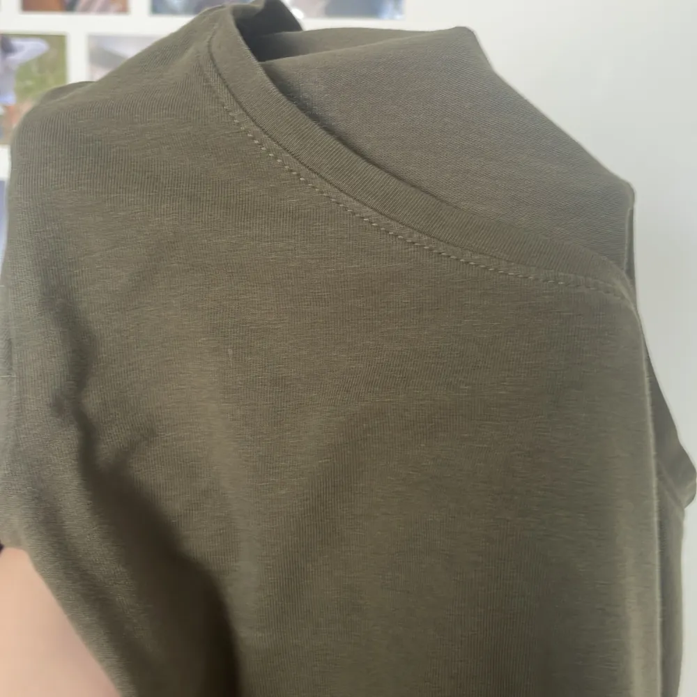 Säljer denna mörkgröna långärmade tröjan eftersom den inte kommer till användning längre! Har använd den kanske Max 5 gånger. Köpt i Polen. Kom med prisförslag!!. Tröjor & Koftor.