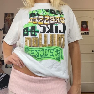 Rolig tshirt - Rolig tshirt. Obs har en fläck se sista bild