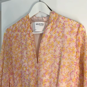 Selected Femme klänning  - Selected Femme klänning storlek 38.  Nypris 899:-  Knappt använd 