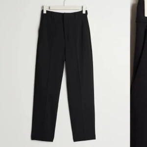 Gina Tricot kostymbyxor - Supersnygga kostymbyxor från gina i midwaist petite 36💫 Använda fåtal gånger, säljes då de ej kommer till användning! Normala i storleken. Pris inkl frakt! Nypris 399kr✨