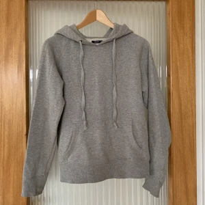Grå hoodie Crocker - Snygg och mysig grå hoodie från crocker. Jag är 160 cm och har vanligtvis S/M. 