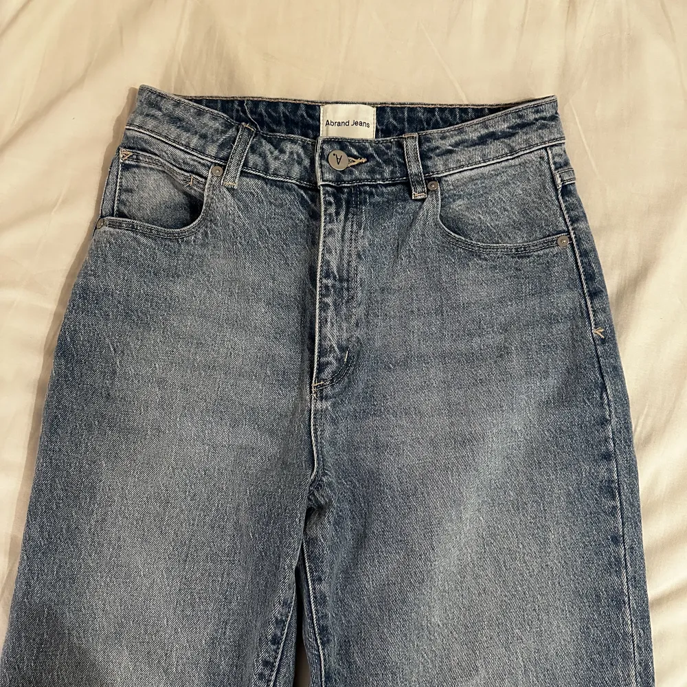 Oanvända blåa jeans från Abrand. Storleken syns på sista bilden. Nypris låg på 1200 kr. Skriv vid funderingar eller för fler bilder ❣️. Jeans & Byxor.