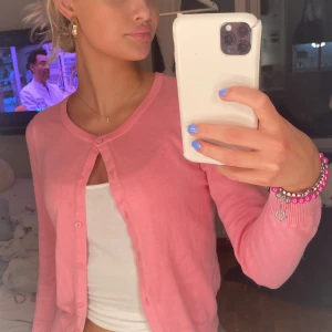 H&m kofta - As snygg och trendig h&m kofta alla har!!💕💖💐💗🌺🌷inga skador och kan stylas på många sätt!